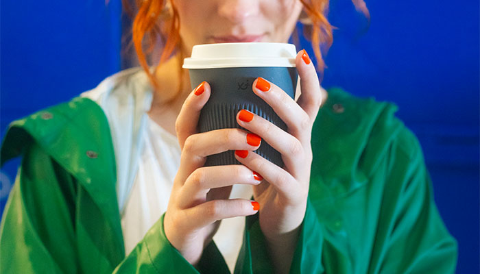 Fotografia mujer sosteniendo vaso reusable Xiclo por Epigrama Studios