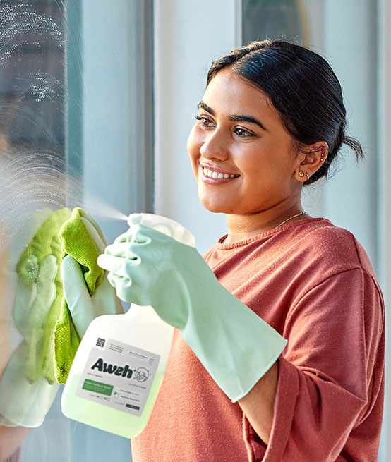 Mujer limpiando con Productos Aweh por Epigrama Studios