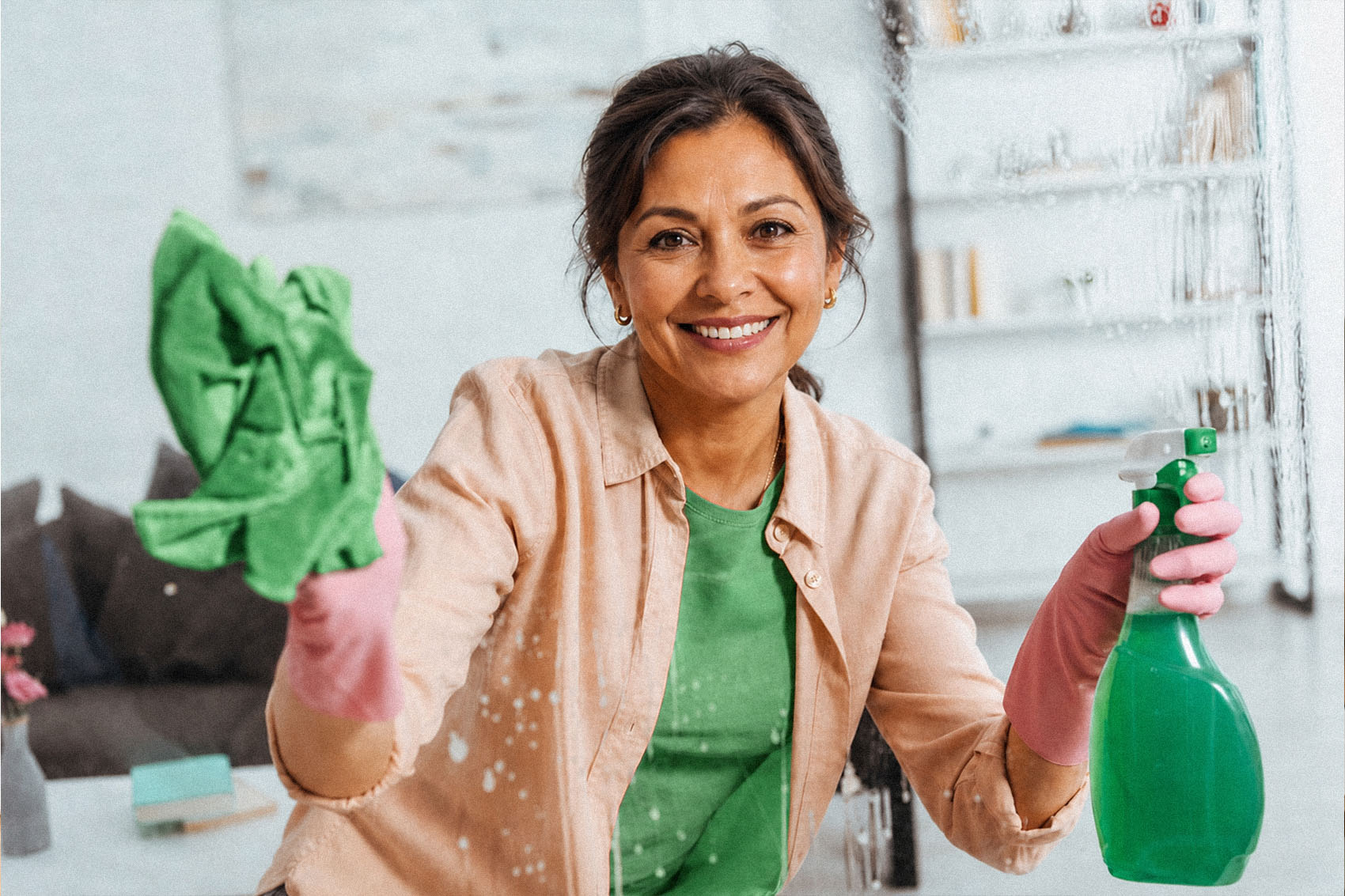 Fotografía mujer limpiando con productos Aweh por Epigrama Studios