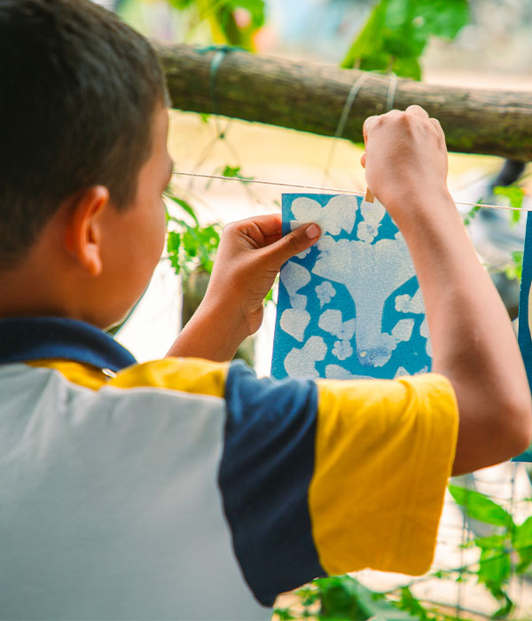 Niños haciendo cianotipia en actividad de la Escuela Itinerantes de Artes Plasticas y Visuales de Mincultura - Fotografía por Epigrama Studios